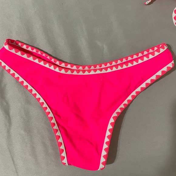 Bikini - Picture 3 of 5